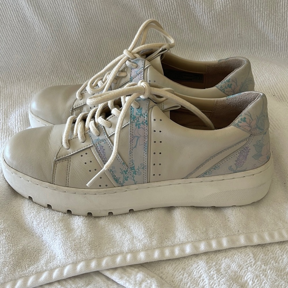 Vionic Simasa sneakers size 8.5
